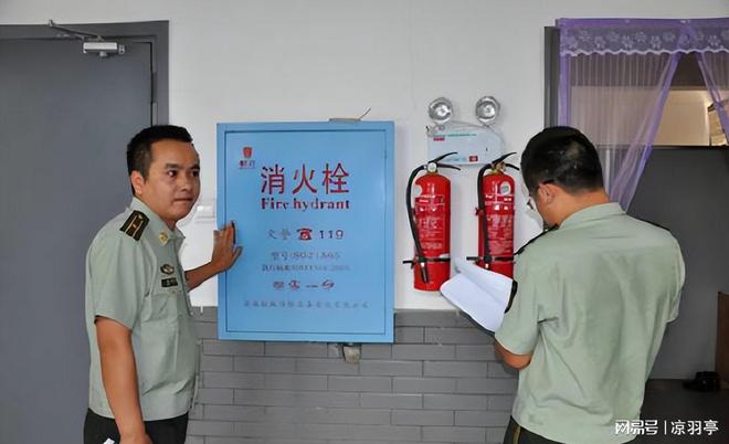 凌晨大火燒穿31層！業(yè)主哭訴：物業(yè)公司必須負(fù)責(zé)消防栓居然沒水(圖9)