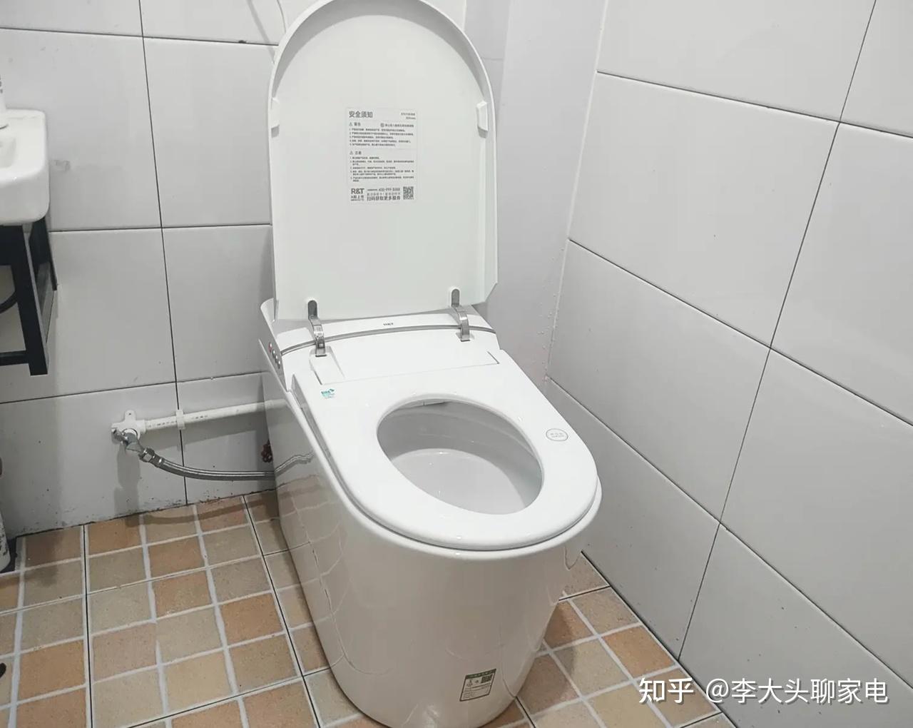 瑞爾特獲得實(shí)用新型專利授權(quán)：“一種多點(diǎn)感應(yīng)的座圈及智能馬桶”(圖1)