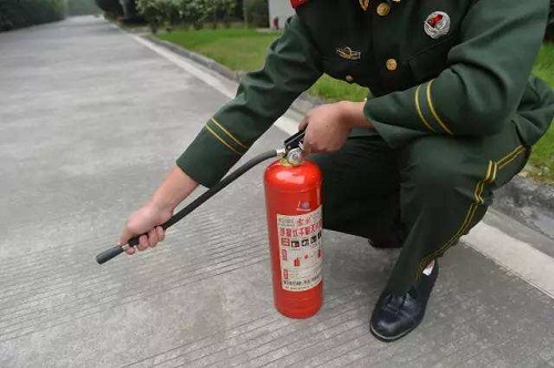 忠文機(jī)械取得滅火器生產(chǎn)用自動(dòng)上料設(shè)備專利降低人工的勞動(dòng)強(qiáng)度(圖1)